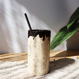 Ręcznie wykonany ceramiczny kubek na wodę i napoje ze słomką