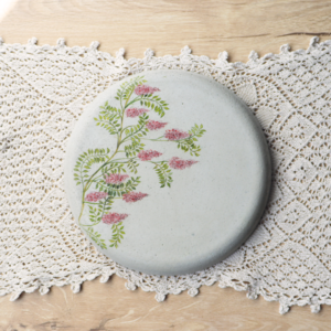 Ręcznie wykonana betonowa podstawka kuchenna ozdobiona namalowanym wzorem różowych kwiatów