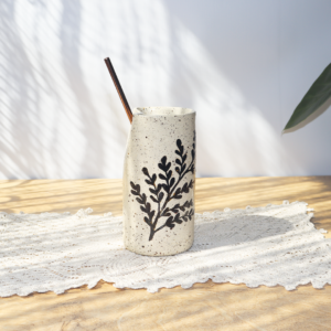 Kubek ceramiczny ze słomką 450ml - Gałązka na napije ręcznie wykonany z piegowatej gliny z odciśniętym motywem gałązki, specjalnie wyprofilowany na słomkę + metalowa słomka w komplecie