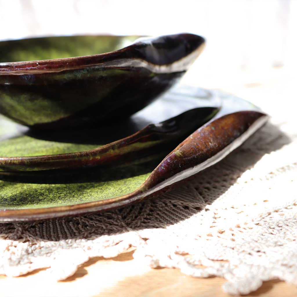 Ceramiczne naczynia z kolekcji Leśny Mech, ręcznie wykonane, o oryginalnym zagiętym brzegu, pokryte szkliwem o barwach zieleni leśnego mchu i brązu z błękitnymi przebłyskami