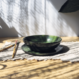 Komplet ceramiczny- Ramen, ręcznie wykonany z wycięciami na pałeczki w odcieniach seledynu