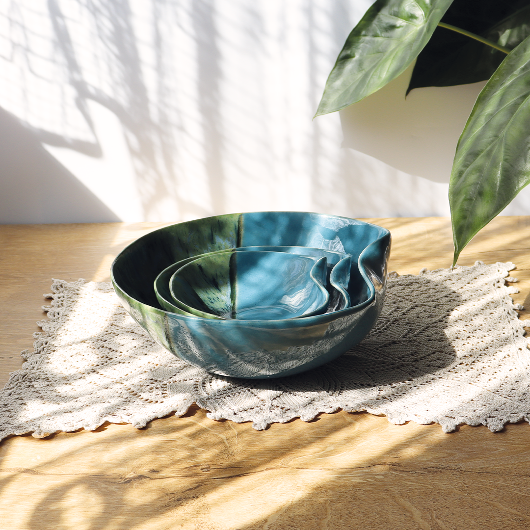 Kolekcja naczyń ceramicznych o falistym brzegu "Stalowa Fala", ręcznie wykonana, pokryta szkliwem w kolorze niebieskim oraz mieszanki kolorów zielonego granatowego i stalowoniebieskiego