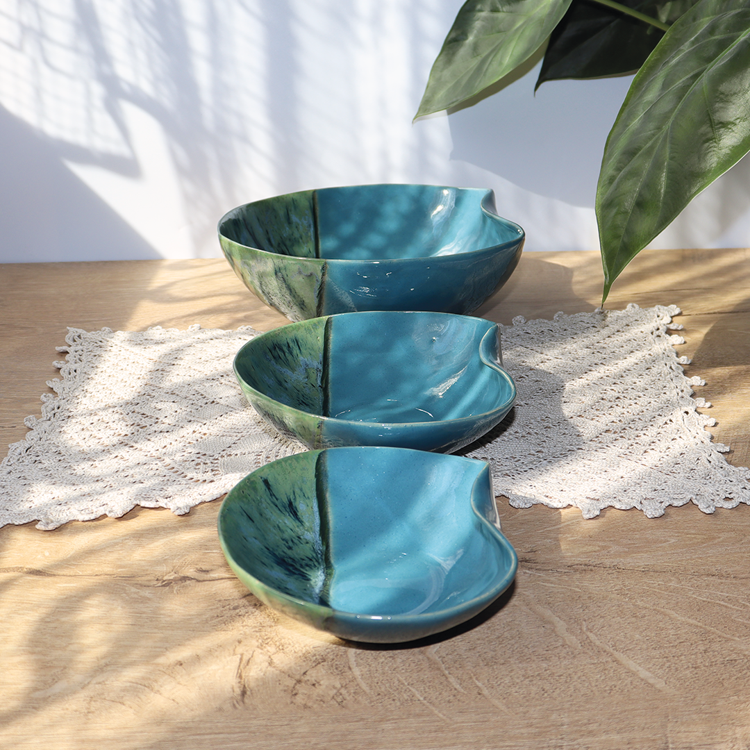 Kolekcja naczyń ceramicznych o falistym brzegu "Stalowa Fala", ręcznie wykonana, pokryta szkliwem w kolorze niebieskim oraz mieszanki kolorów zielonego granatowego i stalowoniebieskiego