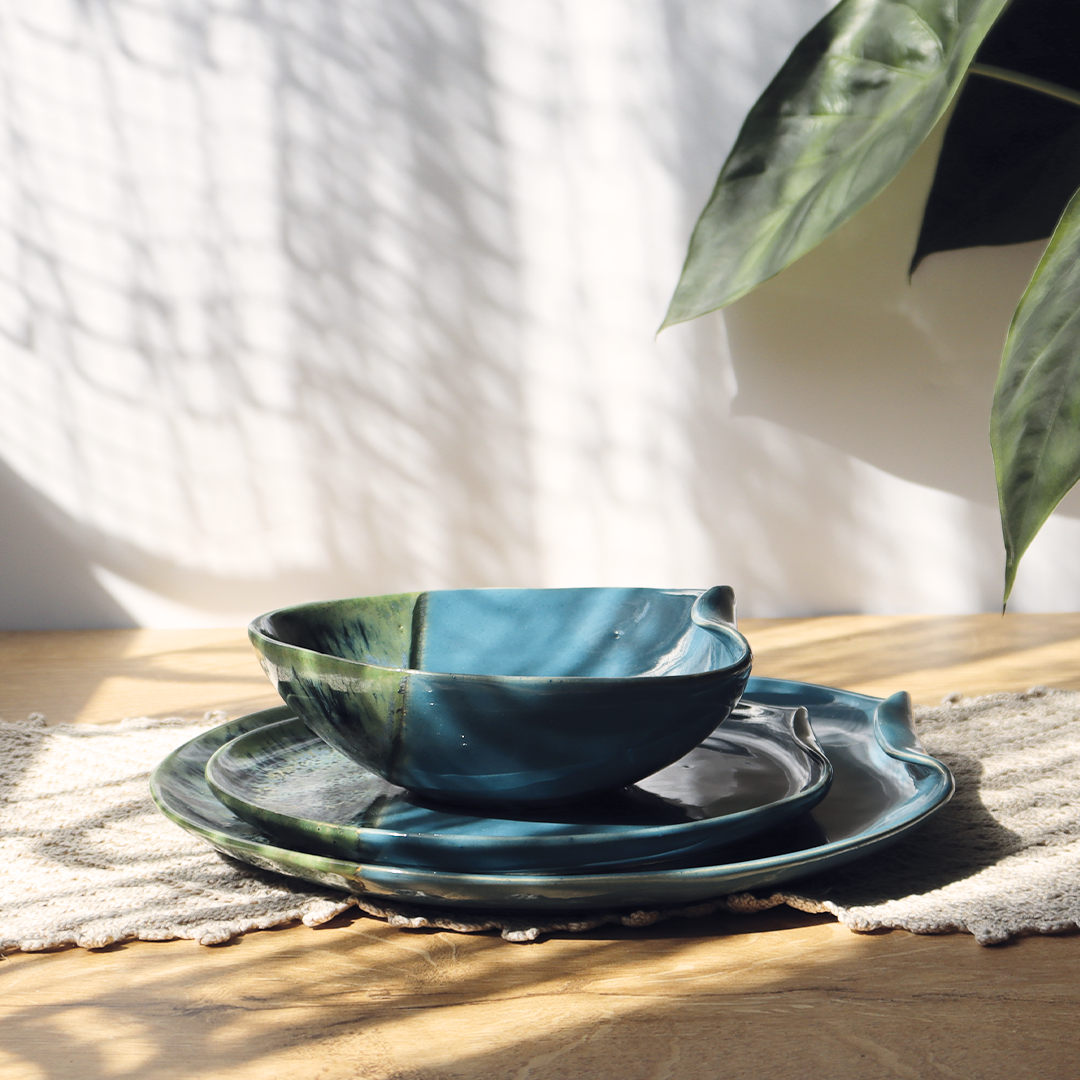 Kolekcja naczyń ceramicznych o falistym brzegu "Stalowa Fala", ręcznie wykonana, pokryta szkliwem w kolorze niebieskim oraz mieszanki kolorów zielonego granatowego i stalowoniebieskiego
