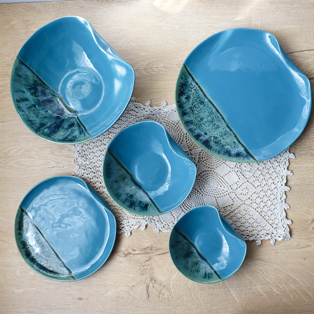 Kolekcja naczyń ceramicznych o falistym brzegu "Stalowa Fala", ręcznie wykonana, pokryta szkliwem w kolorze niebieskim oraz mieszanki kolorów zielonego granatowego i stalowoniebieskiego