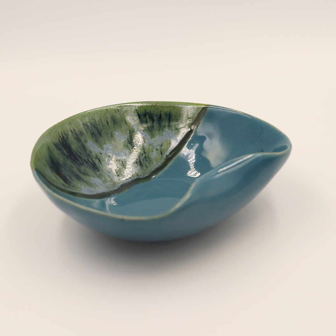 Ceramiczna miseczka o falistym brzegu z kolekcji Stalowa Fala, ręcznie wykonana, pokryta szkliwem w kolorze niebieskim oraz mieszanki kolorów zielonego granatowego i stalowoniebieskiego