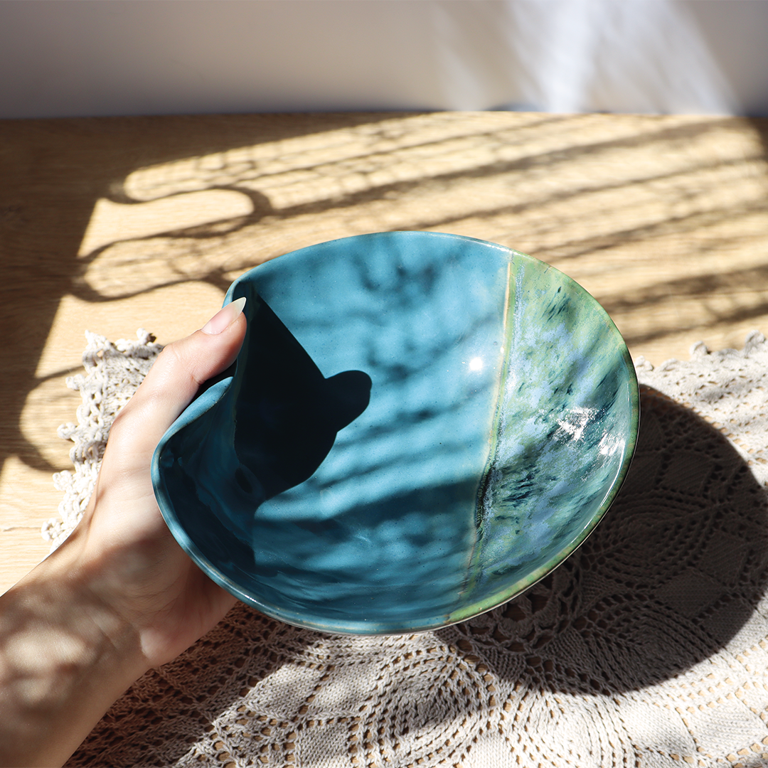 Ceramiczna miska o falistym brzegu z kolekcji Stalowa Fala, ręcznie wykonana, pokryta szkliwem w kolorze niebieskim oraz mieszanki kolorów zielonego granatowego i stalowoniebieskiego