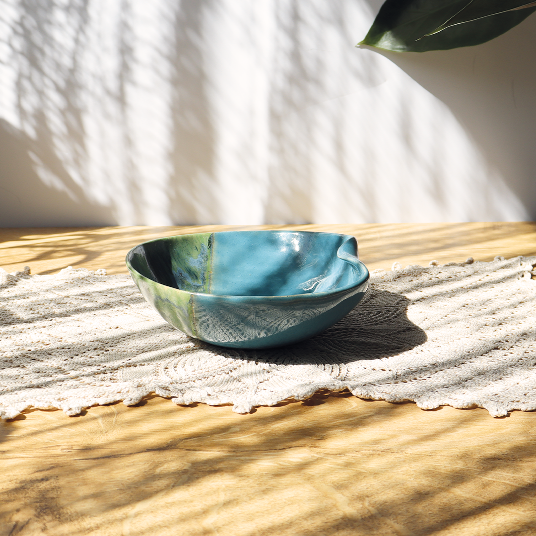 Ceramiczna miska o falistym brzegu z kolekcji Stalowa Fala, ręcznie wykonana, pokryta szkliwem w kolorze niebieskim oraz mieszanki kolorów zielonego granatowego i stalowoniebieskiego