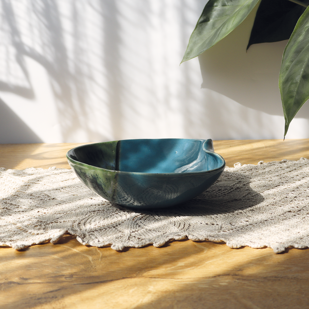 Ceramiczna miska o falistym brzegu z kolekcji Stalowa Fala, ręcznie wykonana, pokryta szkliwem w kolorze niebieskim oraz mieszanki kolorów zielonego granatowego i stalowoniebieskiego