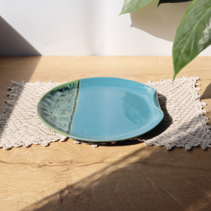 Ceramiczny talerz o falistym brzegu z kolekcji Stalowa Fala, ręcznie wykonany, pokryty szkliwem w kolorze niebieskim oraz mieszanki kolorów zielonego granatowego i stalowoniebieskiego