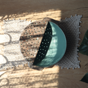 Ceramiczna misa z sitem o pojemności 1.2l z kolekcji Surowy Turkus, ręcznie wykonana, pokryta szkliwem w kolorze umbry oraz turkusu