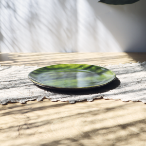 Ręcznie wykonany talerz ceramiczny o średnicy 18.5cm z kompletu naczyń w kolekcji szklany staw