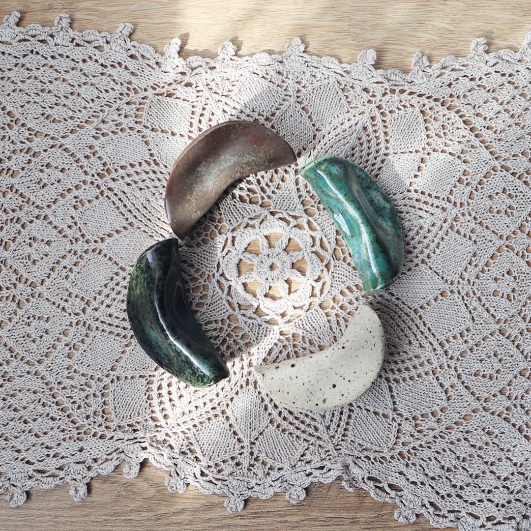 Ceramiczne ozdoby wykonane na wzór chińskiego ciasteczka na wróżby.
