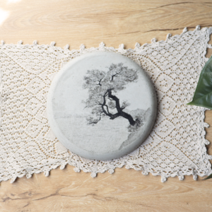 Betonowa podstawka kuchenna, ręcznie wykonana, ozdobiona malowanym motywem drzewa