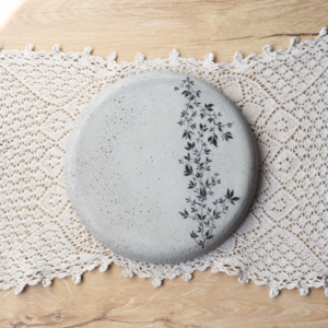 Betonowa podstawka kuchenna, ręcznie wykonana i zdobiona namalowanym wzorem bluszczu