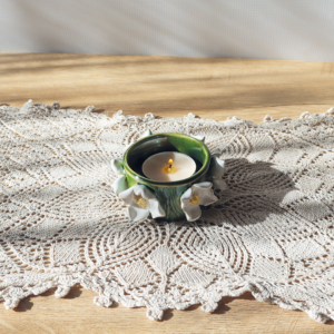 Ręcznie wykonany ceramiczny świecznik ozdobiony ceramicznymi kwiatkami