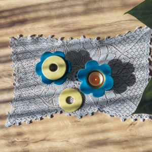 Ręcznie wykonany ceramiczny świecznik w kształcie niebieskiego kwiatka