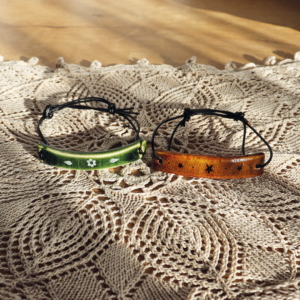 Ręcznie wykonana ceramiczna bransoletka na rzemieniu i ozdobiona drobnym wzorem