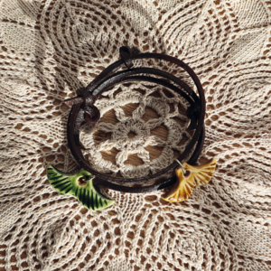 Ręcznie robiona bransoletka z ceramicznym wisiorkiem w kształcie rybiego ogona na rzemieniu