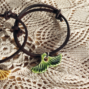 Ręcznie robiona bransoletka z ceramicznym wisiorkiem w kształcie rybiego ogona na rzemieniu