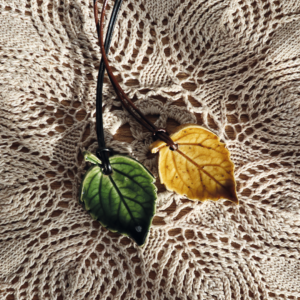 Ręcznie robiony ceramiczny wisiorek w kształcie listka na rzemieniu