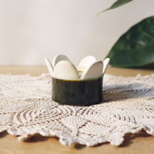 Ręcznie wykonany ceramiczny świecznik w kształcie kwiatka na wkłady t-light i na świece.