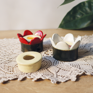 Ręcznie wykonany ceramiczny świecznik w kształcie kwiatka na wkłady t-light i na świece.