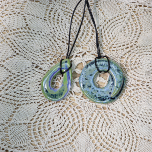 Ręcznie wykonany wisiorek ceramiczny na rzemieniu pokryty szkliwem o zielono-niebiesko granatowej mieszance barw