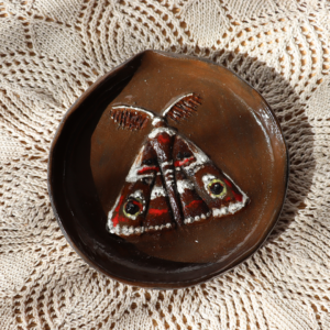 Ręcznie wykonany ceramiczny talerzyk ośr. 10 cm ozdobiony wypukłym wzorem ćmy