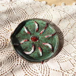 Ręcznie wykonany ceramiczny talerzyk ośr. 10 cm ozdobiony leżącą na dnie ośmiornicą.