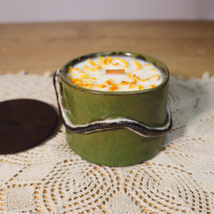 Ręcznie wykonana świeczka zapachowa 200ml pomarańcza z wanilią w ceramicznym pojemniczku ozdobionym trójwymiarowym wężem