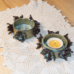 Ręcznie wykonany świecznik ceramiczny na t-lighty, z trójwymiarowymi kwiatami dokoła