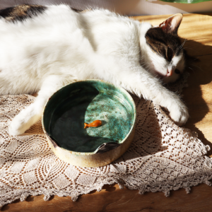 Ręcznie wykonana ceramiczna miseczka na wodę dla kota z kocimi uszami i trójwymiarową rybką na dnie