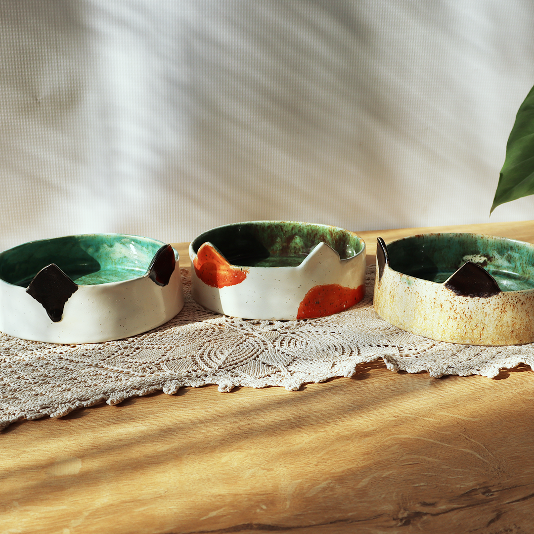 Ręcznie wykonana ceramiczna miseczka na wodę dla kota z kocimi uszami i trójwymiarową rybką na dnie