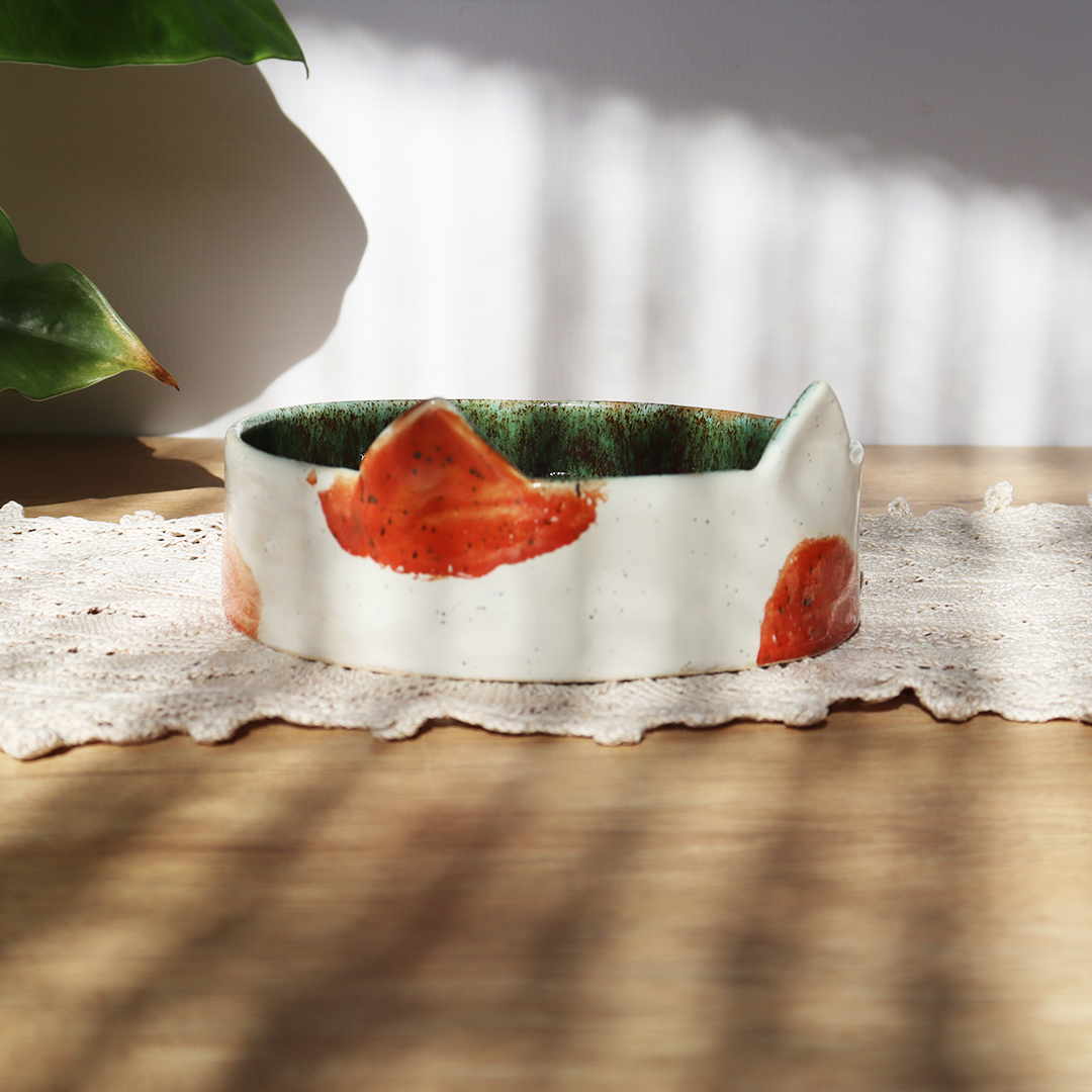 Ręcznie wykonana ceramiczna miseczka na wodę dla kota z kocimi uszami i trójwymiarową rybką na dnie