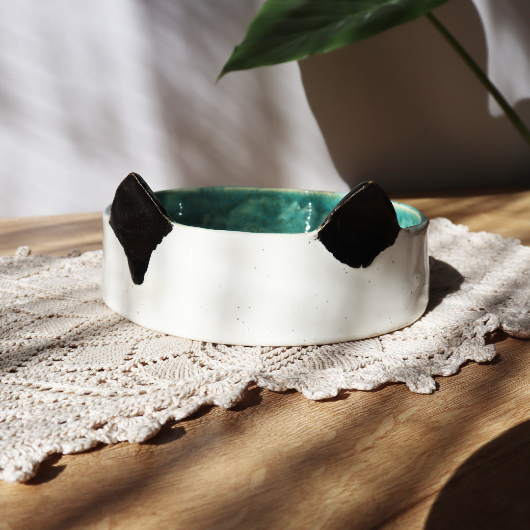 Ręcznie wykonana ceramiczna miseczka na wodę dla kota z kocimi uszami i trójwymiarową rybką na dnie