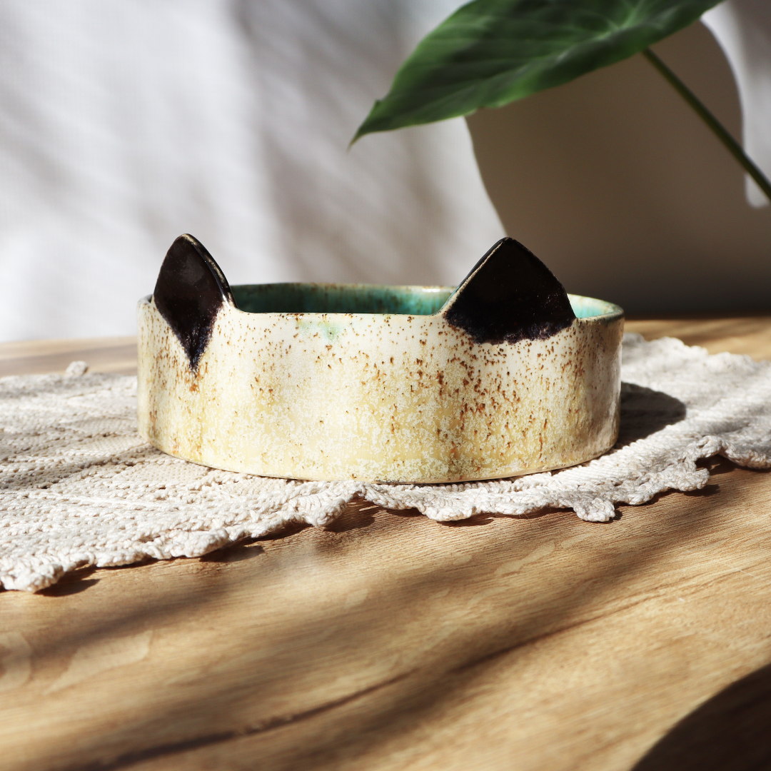 Ręcznie wykonana ceramiczna miseczka na wodę dla kota z kocimi uszami i trójwymiarową rybką na dnie