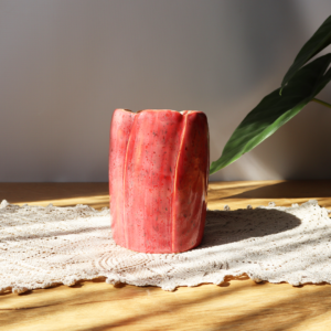 Ręcznie wykonany na wzór tulipana ceramiczny wazon