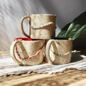 Ręcznie wykonany duży ceramiczny kubek ozdobiony oplatającym go wężem