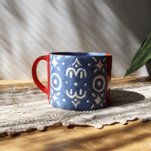 Ręcznie wykonany duży ceramiczny kubek czerwono-niebieski ozdobiony białymi wzorkami