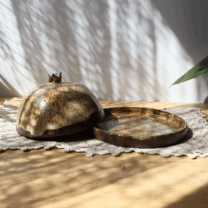 Ręcznie wykonana ceramiczna tacka z przykrywką