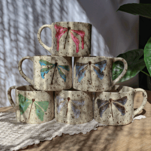 Ręcznie wykonany, duży kubek ceramiczny z odciśniętymi wzorami ważek na bokach i na dnie