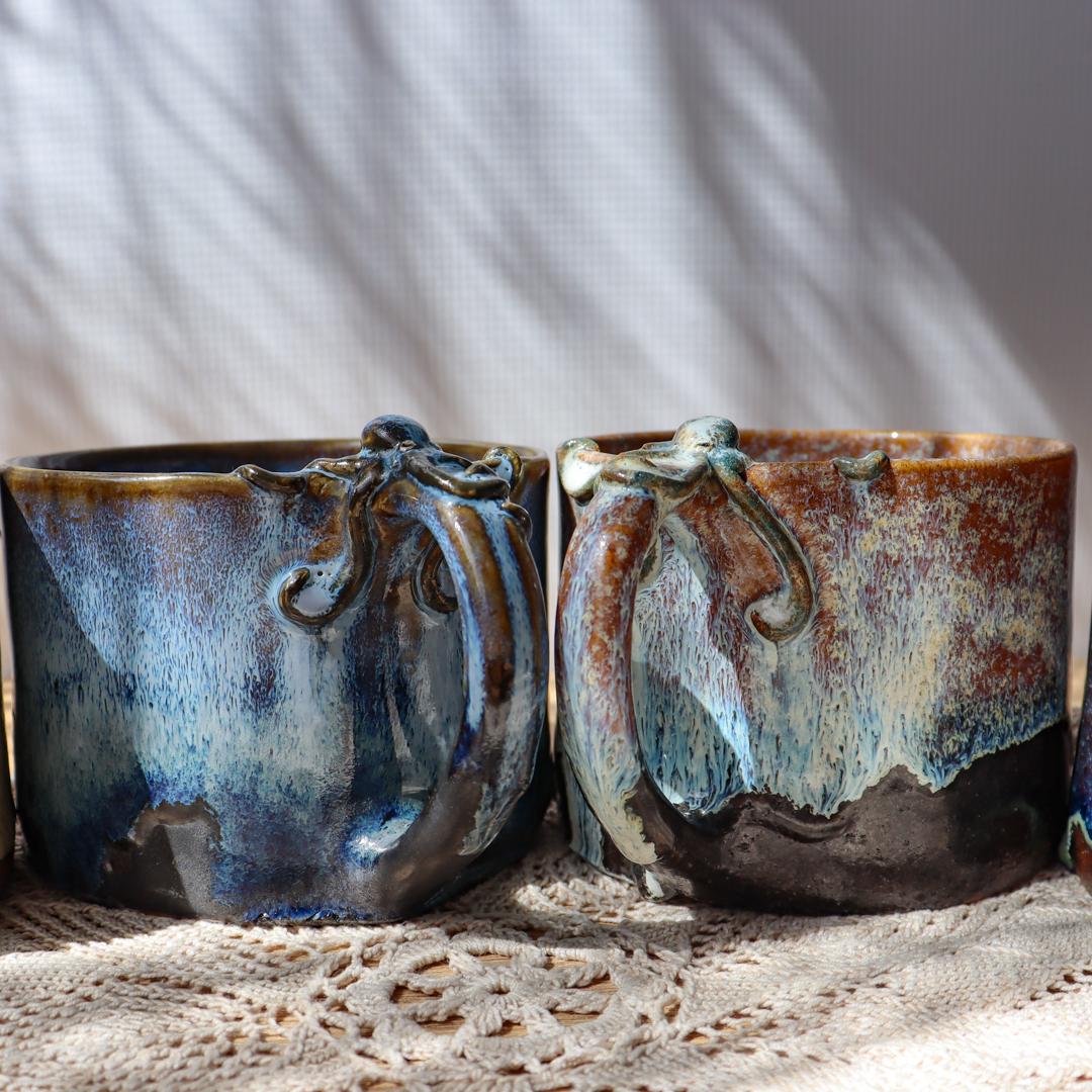 Ręcznie wykonany, duży kubek ceramiczny z ośmiornicą oplatającą mackami ucho