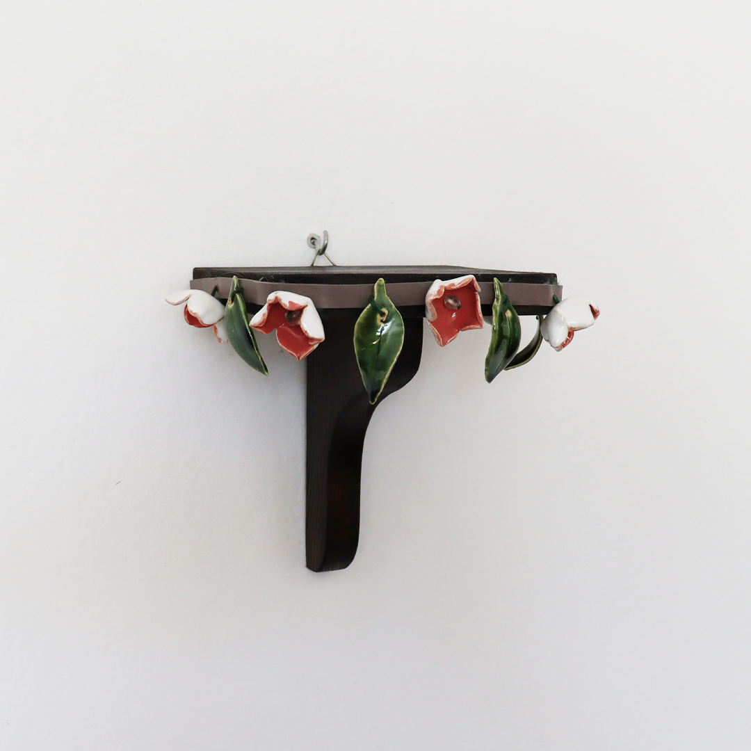 Ręcznie wykonana, drewniana półeczka ozdobiona ceramicznymi kwiatkami