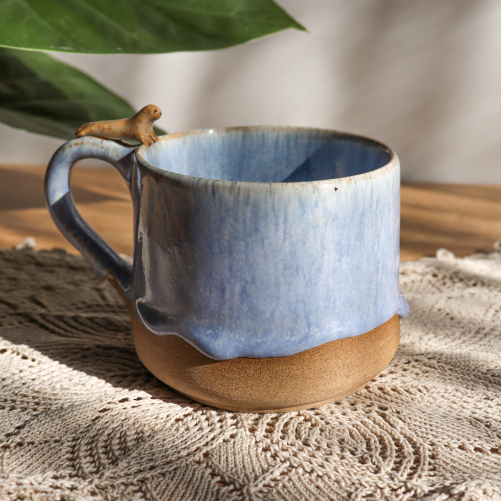 ceramiczny-kubek-bialy-niebieski-foka (5)