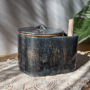 Ceramiczny pojemnik na sól z drewnianą łyżeczką 600ml