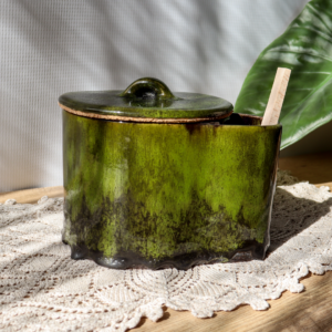 Ceramiczny pojemnik na sól z drewnianą łyżeczką 600ml