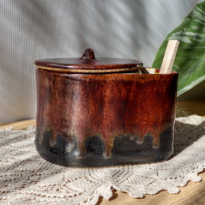 Ceramiczny pojemnik na sól z drewnianą łyżeczką 600ml