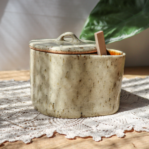 Ceramiczny pojemnik na sól z drewnianą łyżeczką 600ml