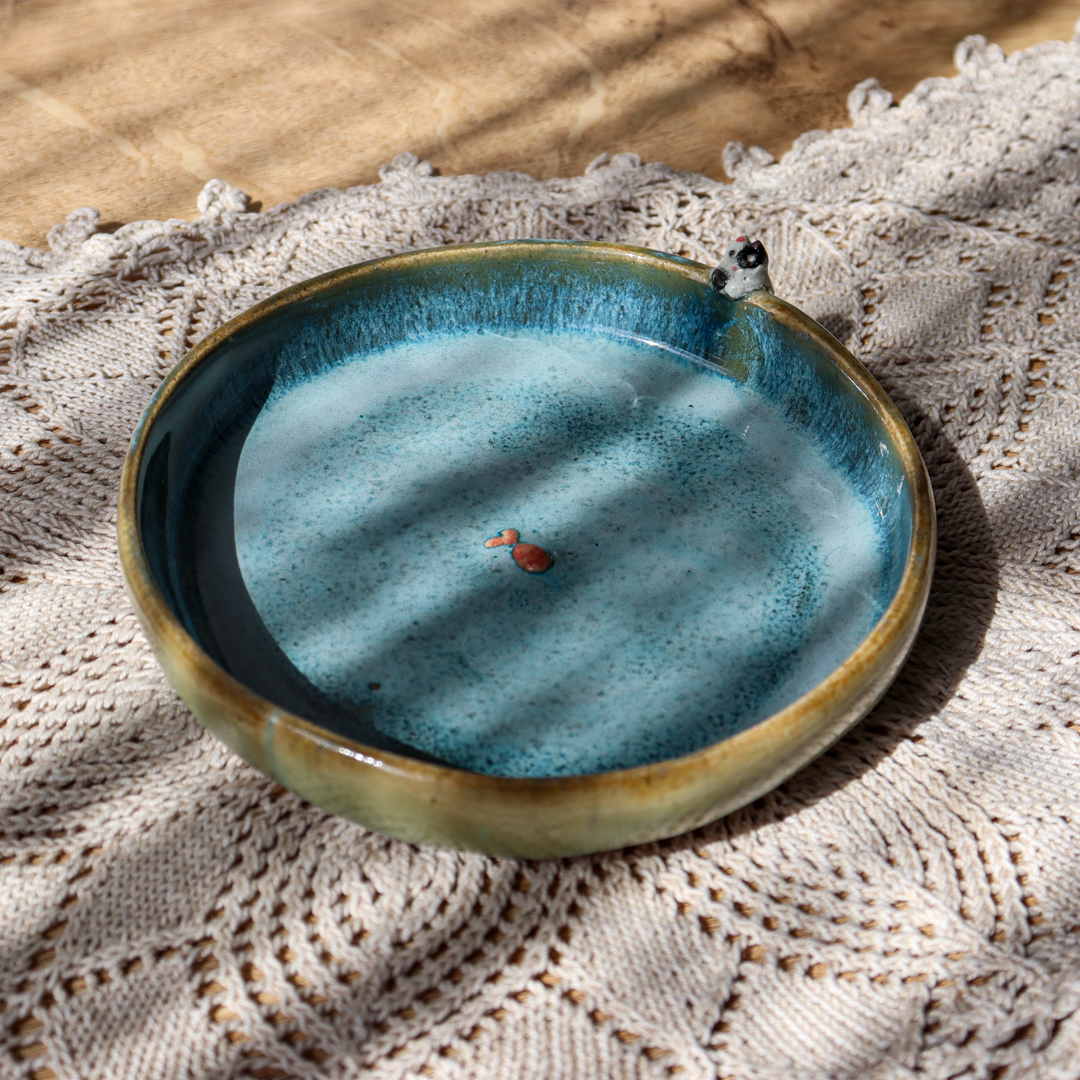 Głęboki talerzyk ceramiczny śr. 12cm - Kotek z rybką